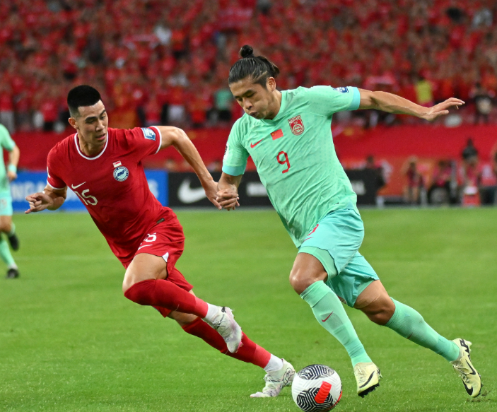 中國男子足球隊周四(21日)在世界盃亞洲區外圍賽C組雖有武磊梅開二度,最終被主場的新加坡逼和2:2(網上圖片)