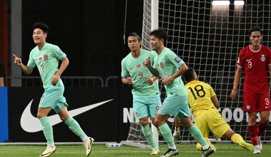 中國男子足球隊周四(21日)在世界盃亞洲區外圍賽C組雖有武磊梅開二度,最終被主場的新加坡逼和2:2(網上圖片)