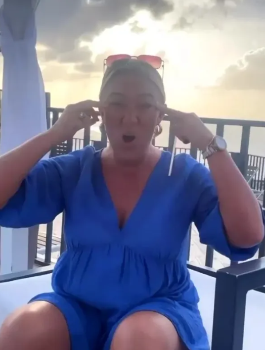 影片可見到穿藍色連身裙的沃頓,故意模仿中國口音說「Give me wine」(給我酒),當一瓶啤酒出現桌上時,沃頓還做出拉高眼角的歧視亞裔動作,再模仿中國口音說話。