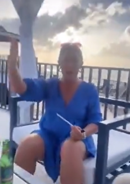 影片可見到穿藍色連身裙的沃頓,故意模仿中國口音說「Give me wine」(給我酒),當一瓶啤酒出現桌上時,沃頓還做出拉高眼角的歧視亞裔動作,再模仿中國口音說話。