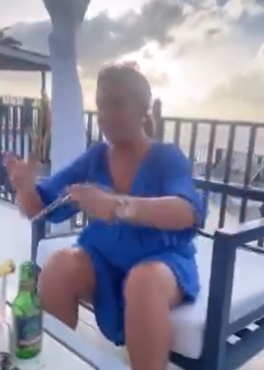 影片可見到穿藍色連身裙的沃頓,故意模仿中國口音說「Give me wine」(給我酒),當一瓶啤酒出現桌上時,沃頓還做出拉高眼角的歧視亞裔動作,再模仿中國口音說話。