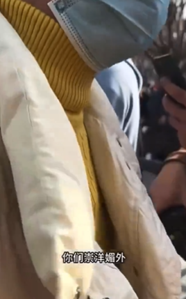 一名大媽在店門外怒斥排隊的人「崇洋媚外」,並高呼「中國有自己的華為!」