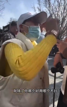 一名大媽在店門外怒斥排隊的人「崇洋媚外」,並高呼「中國有自己的華為!」