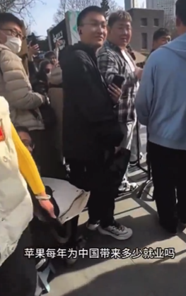 一名大媽在店門外怒斥排隊的人「崇洋媚外」,並高呼「中國有自己的華為!」