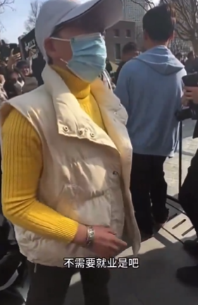 一名大媽在店門外怒斥排隊的人「崇洋媚外」,並高呼「中國有自己的華為!」