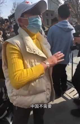 一名大媽在店門外怒斥排隊的人「崇洋媚外」,並高呼「中國有自己的華為!」