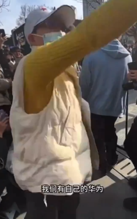 一名大媽在店門外怒斥排隊的人「崇洋媚外」,並高呼「中國有自己的華為!」