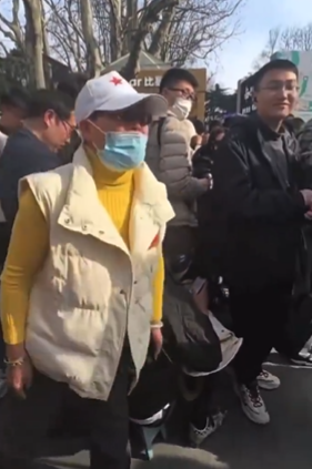 一名大媽在店門外怒斥排隊的人「崇洋媚外」,並高呼「中國有自己的華為!」