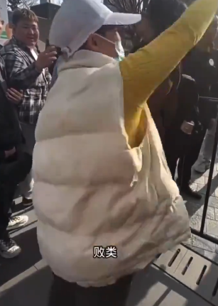 一名大媽在店門外怒斥排隊的人「崇洋媚外」,並高呼「中國有自己的華為!」