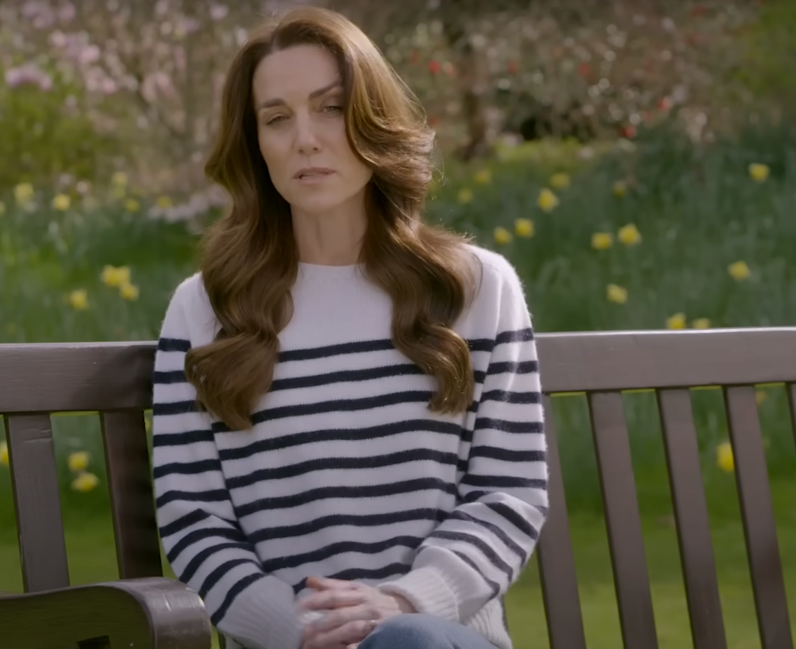 二是凱特把雙手疊放在大腿上,偶爾揉搓,這是自己安撫的動作。(互聯網)