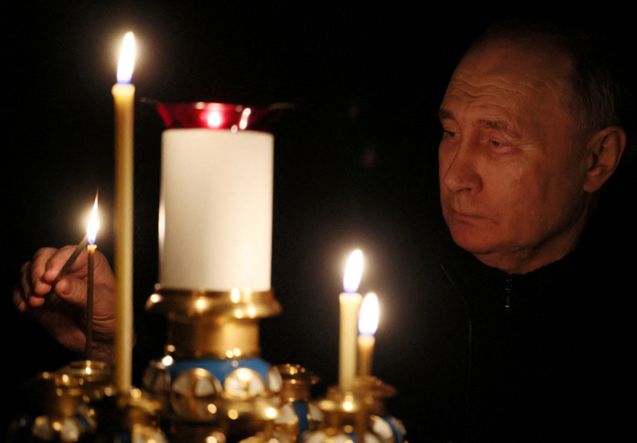 莫斯科恐襲|普京早前宣布星期日為全國哀悼日,他在教堂點燃蠟燭悼念死者(路透社)