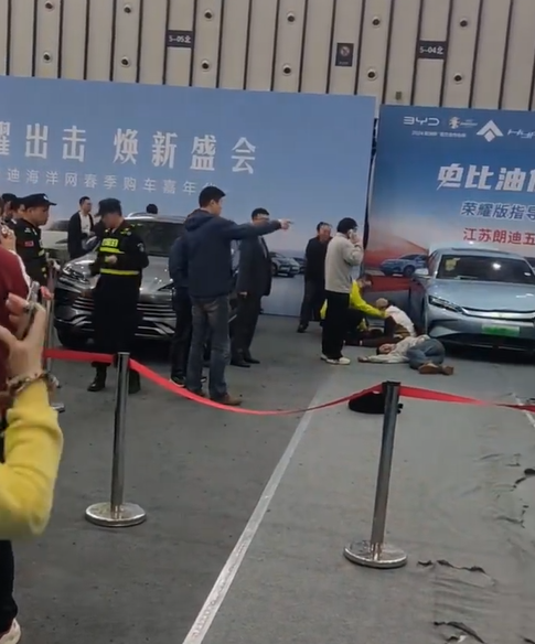 2024南京國際新能源汽車展覽會有參展車輛突然啟動撞傷5人。極氪汽車回應稱,因參展車輛管理失誤,未按規定開啟展車模式,導致現場5名觀眾被撞傷。(影片截圖)