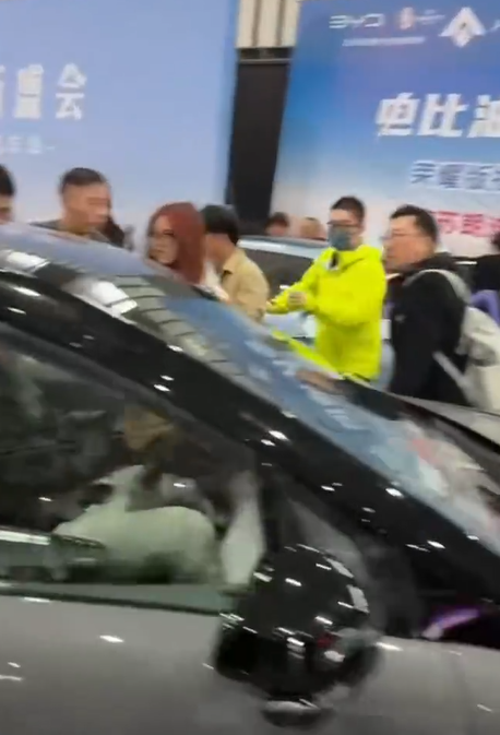 2024南京國際新能源汽車展覽會有參展車輛突然啟動撞傷5人。極氪汽車回應稱,因參展車輛管理失誤,未按規定開啟展車模式,導致現場5名觀眾被撞傷。(影片截圖)
