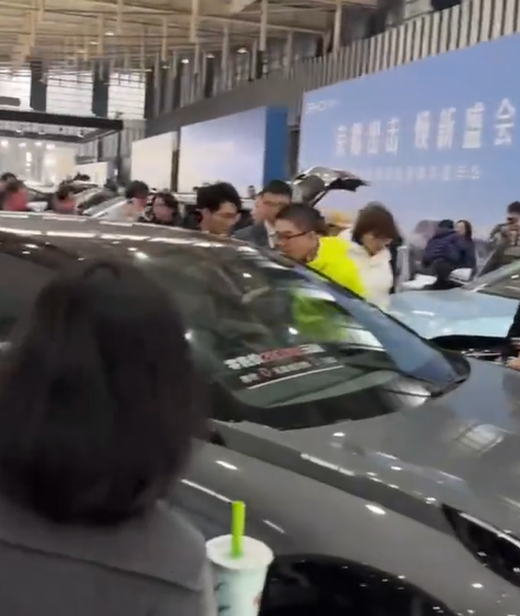 2024南京國際新能源汽車展覽會有參展車輛突然啟動撞傷5人。極氪汽車回應稱,因參展車輛管理失誤,未按規定開啟展車模式,導致現場5名觀眾被撞傷。(影片截圖)