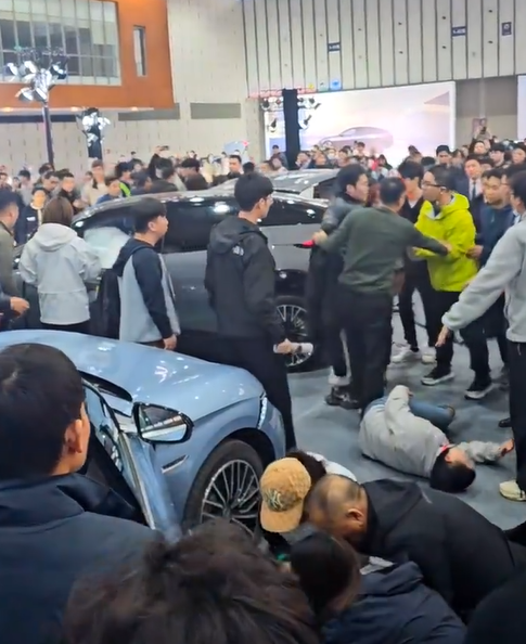 2024南京國際新能源汽車展覽會有參展車輛突然啟動撞傷5人。極氪汽車回應稱,因參展車輛管理失誤,未按規定開啟展車模式,導致現場5名觀眾被撞傷。(影片截圖)