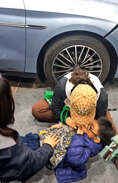 2024南京國際新能源汽車展覽會有參展車輛突然啟動撞傷5人。極氪汽車回應稱,因參展車輛管理失誤,未按規定開啟展車模式,導致現場5名觀眾被撞傷。(影片截圖)