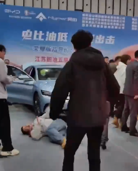2024南京國際新能源汽車展覽會有參展車輛突然啟動撞傷5人。極氪汽車回應稱,因參展車輛管理失誤,未按規定開啟展車模式,導致現場5名觀眾被撞傷。(影片截圖)