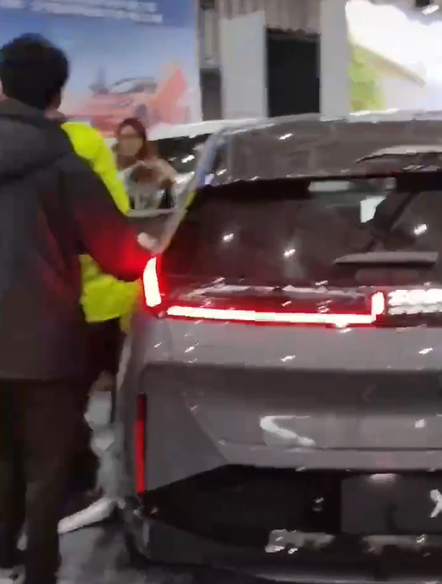 2024南京國際新能源汽車展覽會有參展車輛突然啟動撞傷5人。極氪汽車回應稱,因參展車輛管理失誤,未按規定開啟展車模式,導致現場5名觀眾被撞傷。(影片截圖)