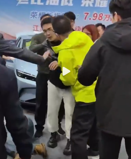 2024南京國際新能源汽車展覽會有參展車輛突然啟動撞傷5人。極氪汽車回應稱,因參展車輛管理失誤,未按規定開啟展車模式,導致現場5名觀眾被撞傷。(影片截圖)