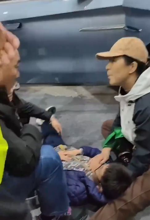 2024南京國際新能源汽車展覽會有參展車輛突然啟動撞傷5人。極氪汽車回應稱,因參展車輛管理失誤,未按規定開啟展車模式,導致現場5名觀眾被撞傷。(影片截圖)