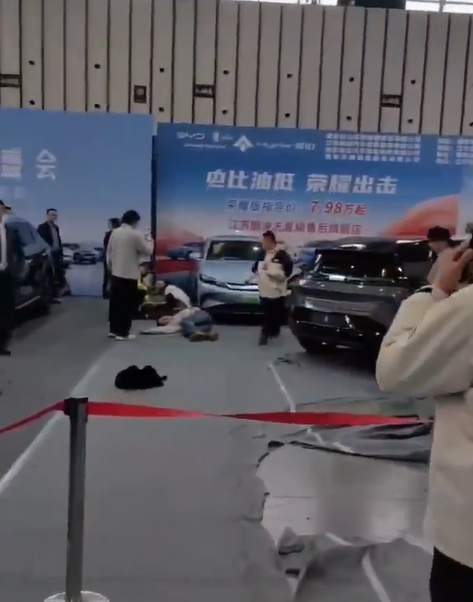 2024南京國際新能源汽車展覽會有參展車輛突然啟動撞傷5人。極氪汽車回應稱,因參展車輛管理失誤,未按規定開啟展車模式,導致現場5名觀眾被撞傷。(影片截圖)