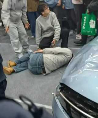 2024南京國際新能源汽車展覽會有參展車輛突然啟動撞傷5人。極氪汽車回應稱,因參展車輛管理失誤,未按規定開啟展車模式,導致現場5名觀眾被撞傷。(影片截圖)