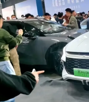 2024南京國際新能源汽車展覽會有參展車輛突然啟動撞傷5人。極氪汽車回應稱,因參展車輛管理失誤,未按規定開啟展車模式,導致現場5名觀眾被撞傷。(影片截圖)