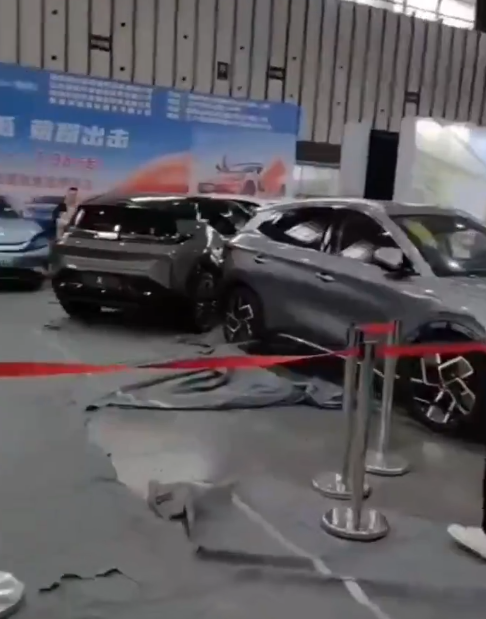 2024南京國際新能源汽車展覽會有參展車輛突然啟動撞傷5人。極氪汽車回應稱,因參展車輛管理失誤,未按規定開啟展車模式,導致現場5名觀眾被撞傷。(影片截圖)