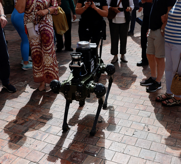 西班牙馬拉加警方展開一項測試,讓機械狗行咇執法。(路透社資料圖片)