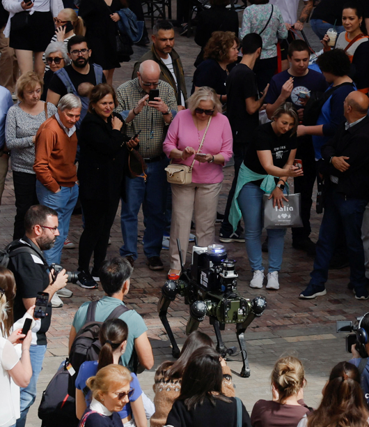 西班牙馬拉加警方展開一項測試,讓機械狗行咇執法。(路透社資料圖片)