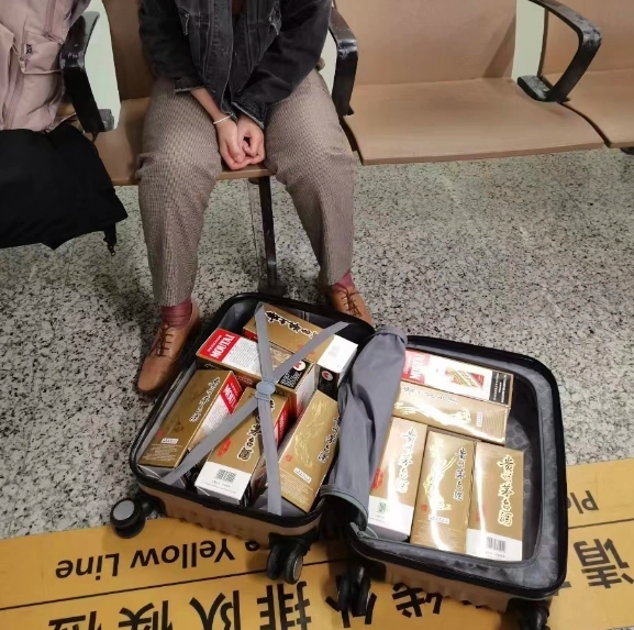 一名女子上周四(21日)攜帶10瓶茅台由香港飛往廣州,為逃避檢查躲進口岸公廁逾6小時,最終被內地海關人員發現