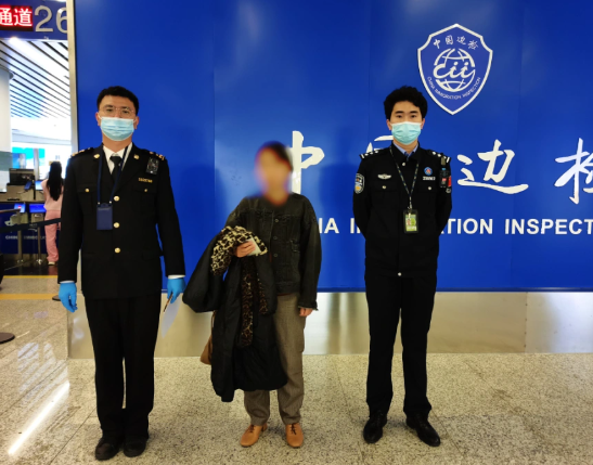 一名女子上周四(21日)攜帶10瓶茅台由香港飛往廣州,為逃避檢查躲進口岸公廁逾6小時,最終被內地海關人員發現