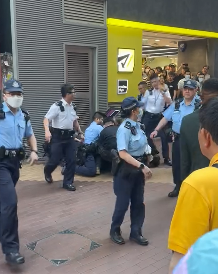 警方拉起封鎖線,期間要求圍觀市民立即離開(影片截圖)