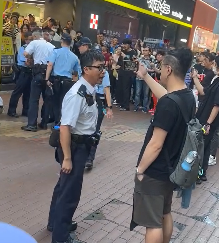 有督察更與一名拍片市民口角,斥「唔好阻住做嘢」(影片截圖)