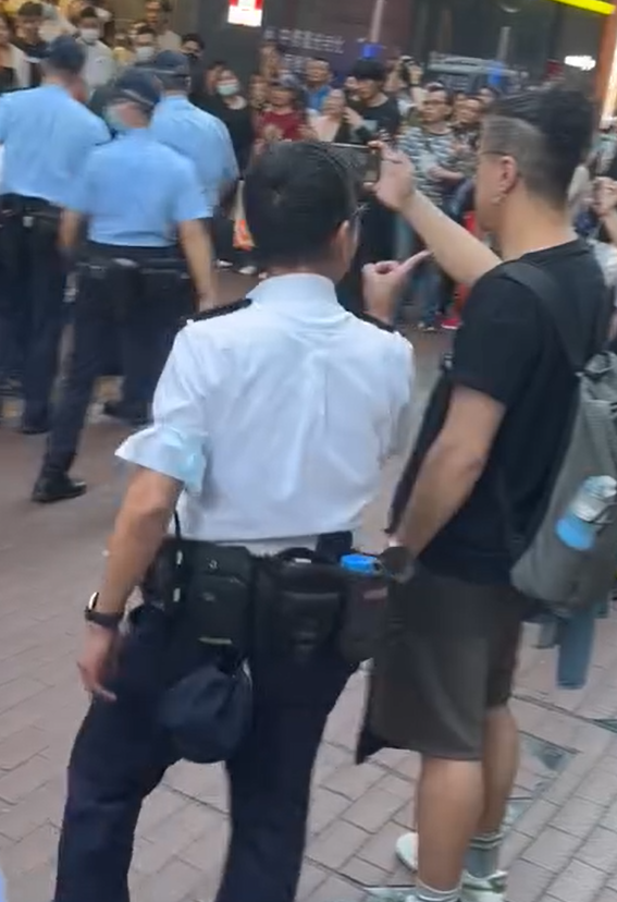 有督察更與一名拍片市民口角,斥「唔好阻住做嘢」(影片截圖)