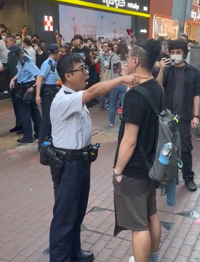 有督察更與一名拍片市民口角,斥「唔好阻住做嘢」(影片截圖)