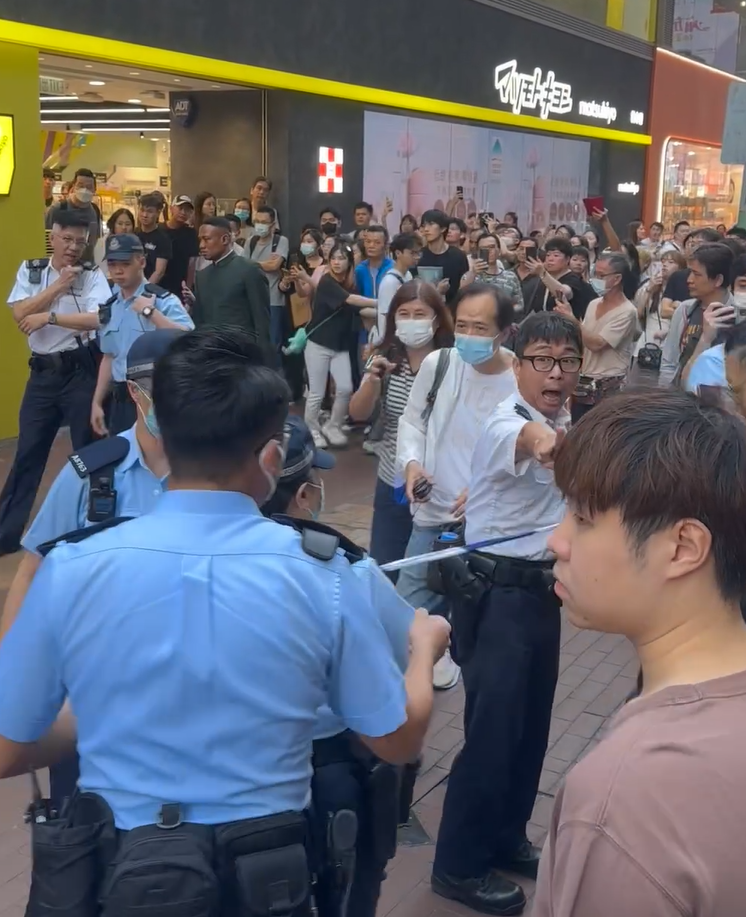 警方拉起封鎖線,期間要求圍觀市民立即離開(影片截圖)