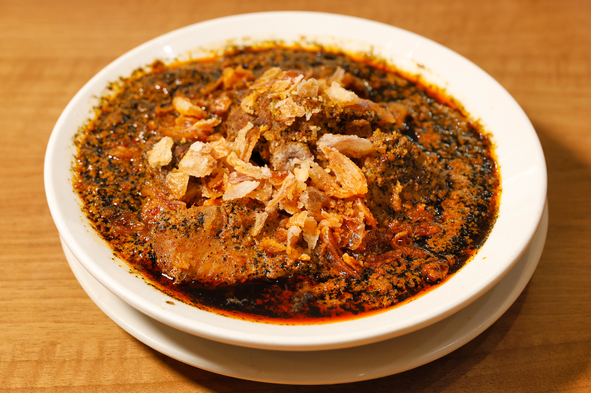 老闆表示黑咖喱適合配搭羊短肉,因羊脂與黑咖喱的煙熏味十分夾。 攝:林俊源