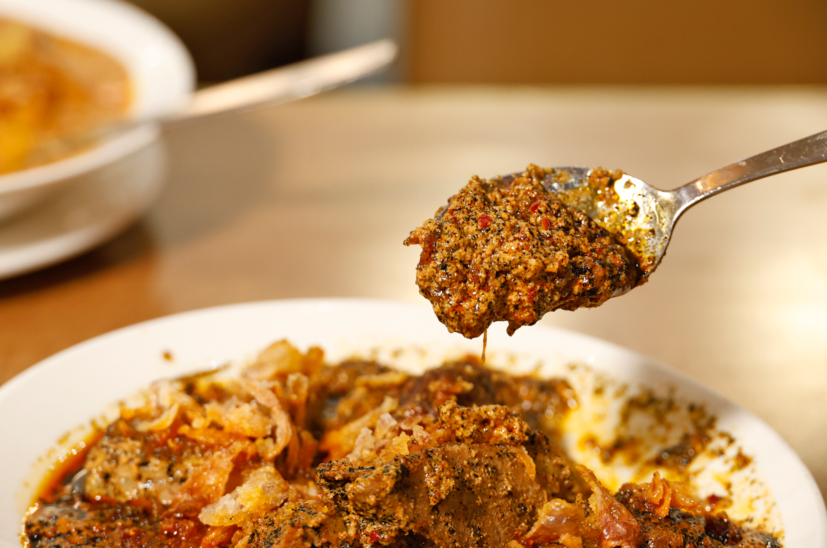 黑咖喱的質底濃厚,但入口温和,配上大大塊的羊肉,一點都不覺膩。 攝:林俊源