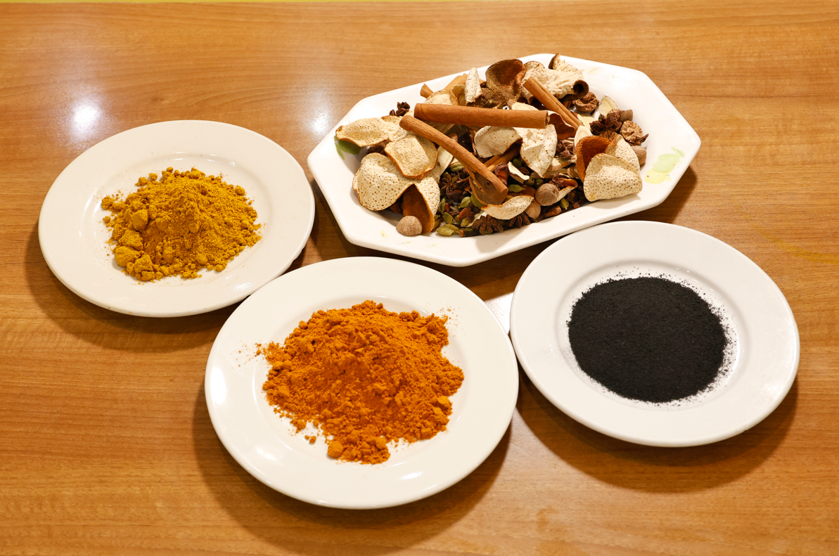 國際咖喱館的咖喱均以慢火熬製,再隔渣取汁 加入時令中藥材,令其補而不燥。攝:林俊源