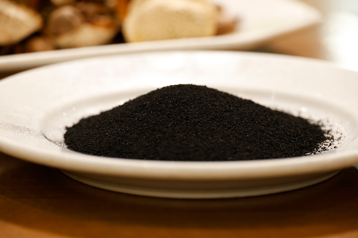 黑咖喱的秘訣是將陳皮、桂皮、丁香、甘草等香料炒焗半小時至黑色再封焗一天,才完能完成。攝:林俊源