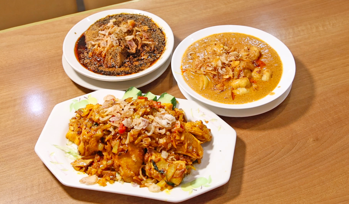 (左上)黑咖喱羊 $120 (右上)巴基斯坦咖喱蝦 $110 (下)乾炒咖喱雞 $148 攝:林俊源