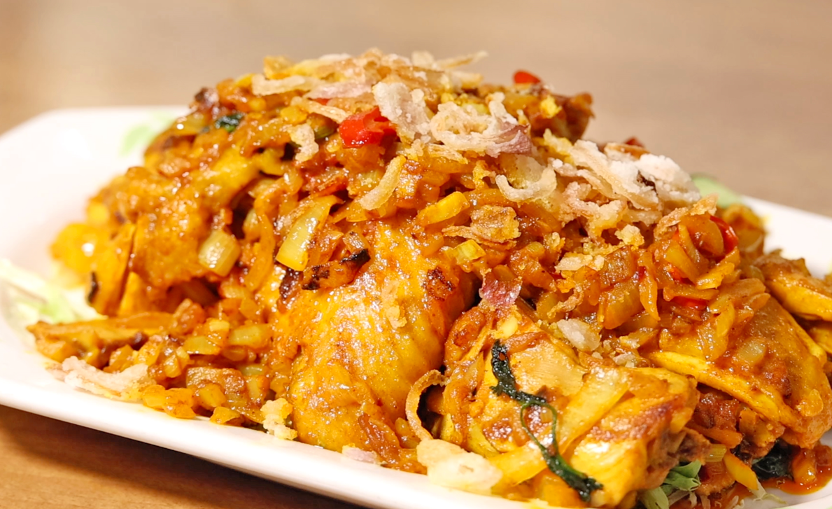 先以咖喱上湯保熟雞肉,再以大量咖喱爆香洋蔥和乾蔥等配料,使其精華濃縮。 攝:林俊源