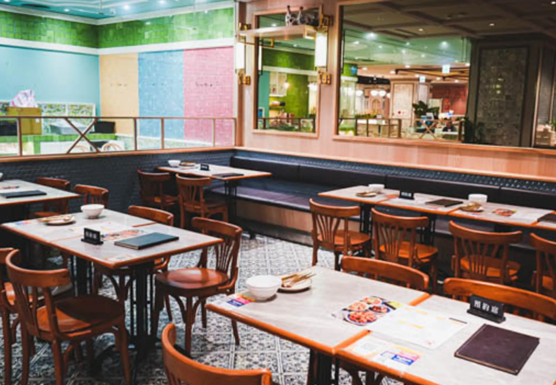 台北市信義區遠百信義A13百貨公司的素食餐廳「寶林茶室」發生大規模食物中毒案,至今已累計共1人死亡、9人不適入院,當中3人留醫ICU。調查發現身體不適者都曾點炒粿條或河粉