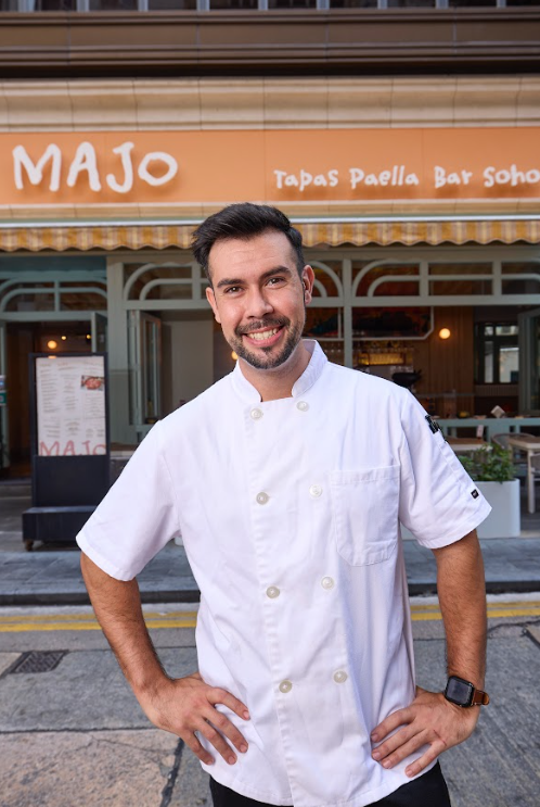 西班牙伊比利亞黑毛豬盛宴共享菜單,由行政總廚Salvador Benedicto設計,在西班牙巴塞隆拿出生的他從小接觸烹飪,曾入讀知名Barcelona Hospitality Academy學院,隨後在巴塞隆拿多間極緻餐廳及豪華酒店任職,直至2018年來到香港,全力把西班牙飲食文化分享給大家,現把熱誠及創意設計出是次共享菜單。