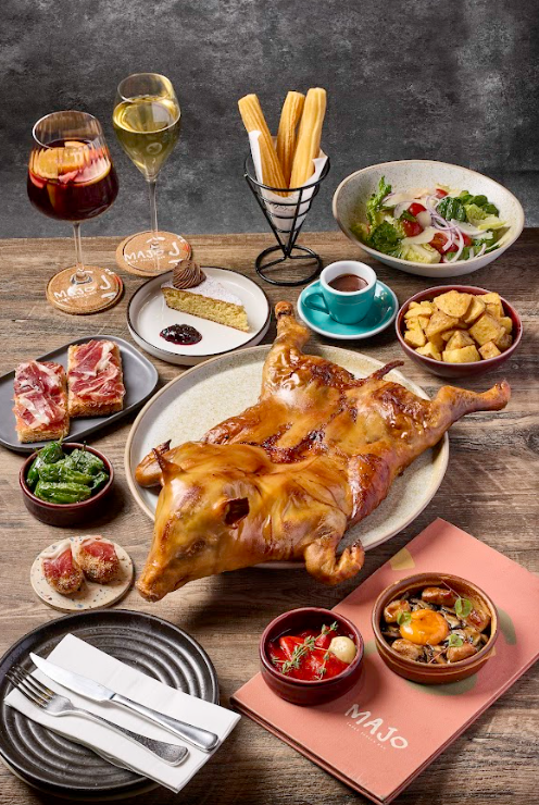 乳豬以低溫慢煮保持肉質嫩滑,再把其慢火香焗至外皮香脆呈橘黃色,乳豬味道甘香。