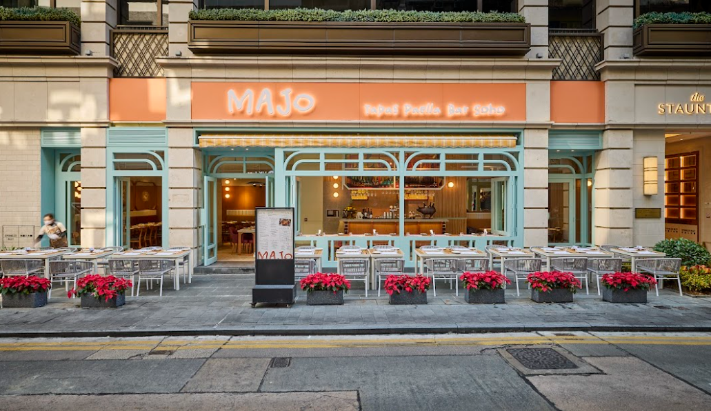 率性隨意西班牙餐廳MAJO Tapas Paella Bar,提供地道小食Tapas、經典燴飯、西班牙著名雪利酒、氣泡酒Cava及Sangria水果酒等,全部深受食客愛戴。