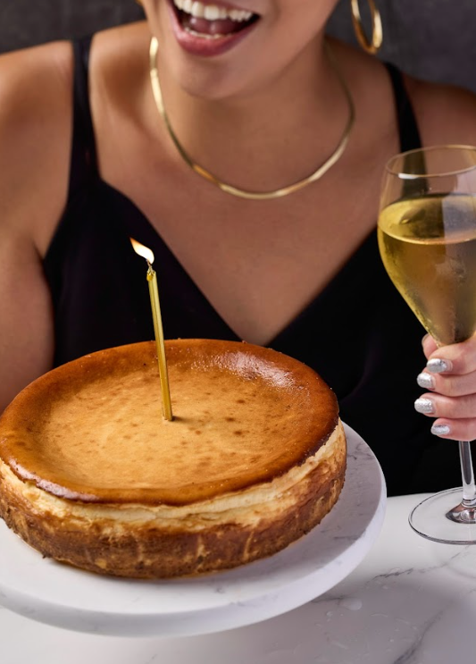 焦香滿溢的巴斯克焦香芝士蛋糕(5吋HK$300;8吋HK$550),特別選用Idiazábal羊奶芝士,按照傳統做法,從外側烤至焦黑並具有濃厚的焦糖味,深棕色焦糖芝士綿實幼滑。