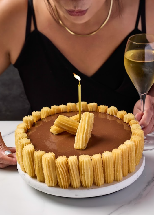 充滿特色西班牙油條焦糖慕絲蛋糕(5吋HK$400;8吋HK$650),油條是西班牙的經典甜品,香脆口感充滿誘惑,配搭醇香幼滑的焦糖慕絲,頂部鋪上黑朱古力醬,再以人手逐一圍上自家製油條,焦糖慕絲入口幼滑濃郁,每一口都是純粹享受,完全把西班牙油條充分演繹。