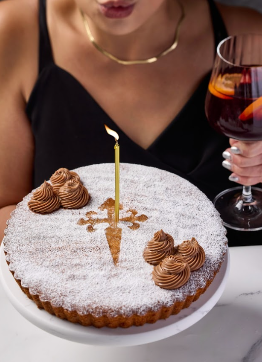 西班牙地道經典Tarta de Santiago西班牙杏仁批(5吋HK$350;8吋HK$600),以杏仁粉取代麵粉製作,連同富堅果香榛子醬及酸甜紅莓果醬,疊上柑橘與肉桂香氣,香濃幼滑榛子醬,酸甜莓果清香怡人。